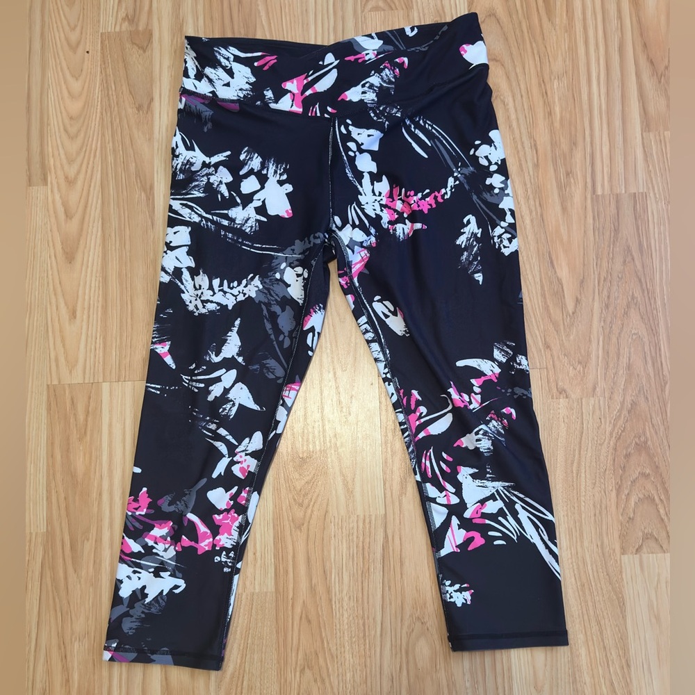 Fabletics Black and Pink Floral Capri  Leggings Stretchy Athletic